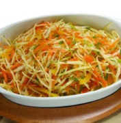 салат на зиму из квашеной капусты с маслинами